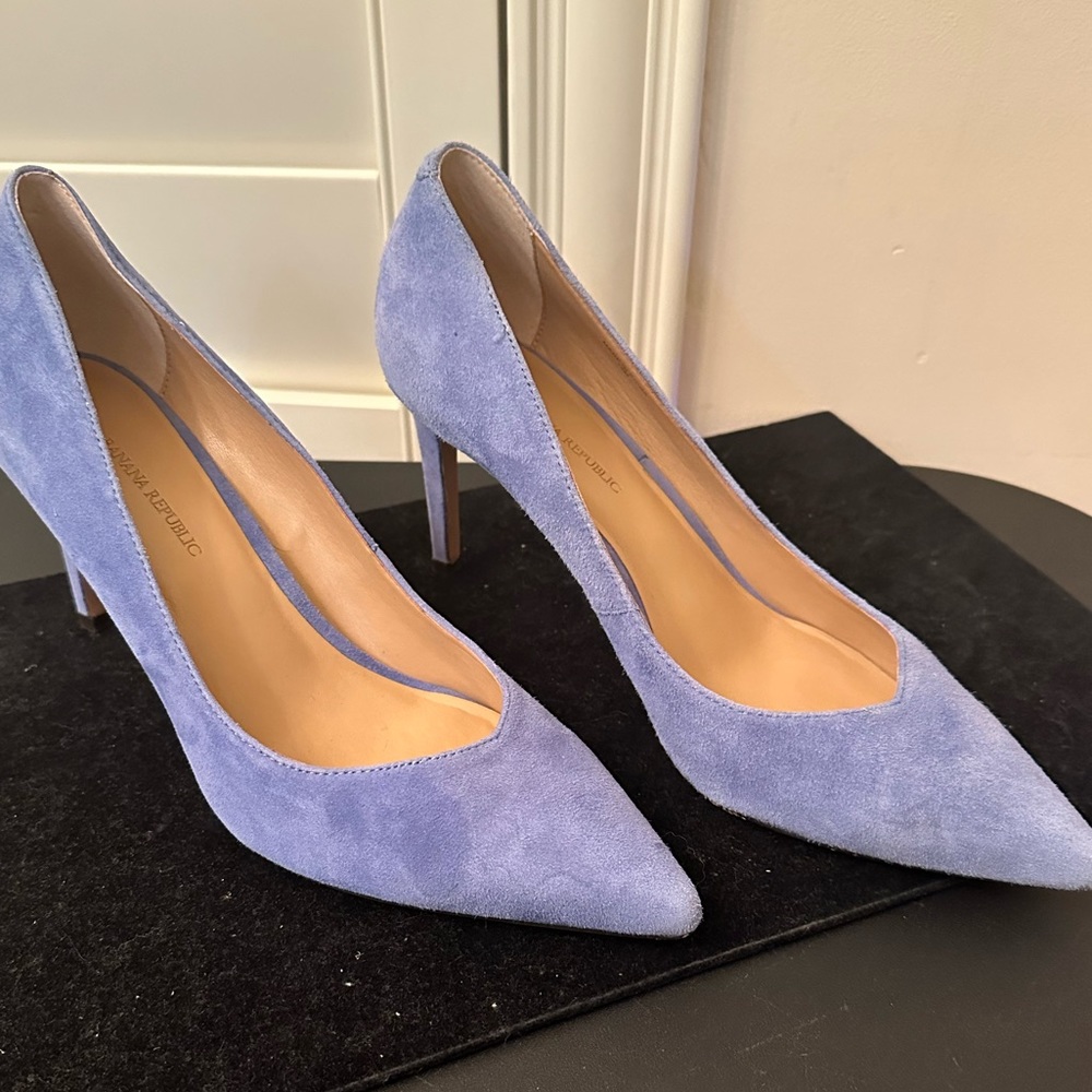 Banana Republic women’s Blue Suede Pump.